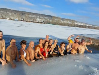 Кузбасские спортсмены зимнего плавания отметили День моржа
