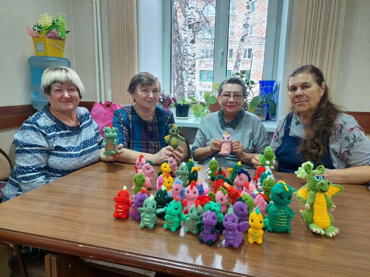 Мастерицы из Тайги вяжут игрушки для детей участников СВО