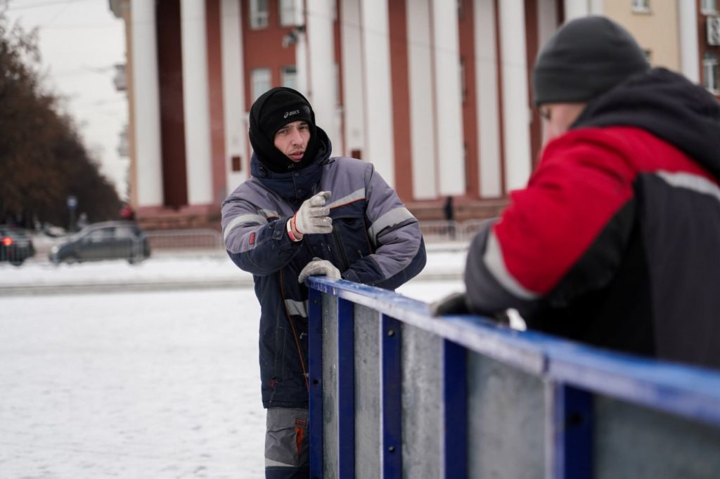 На площади Советов в Кемерове устанавливают каркас хоккейной коробки