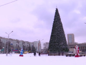 На главной площади Новокузнецка установили новогоднюю ёлку