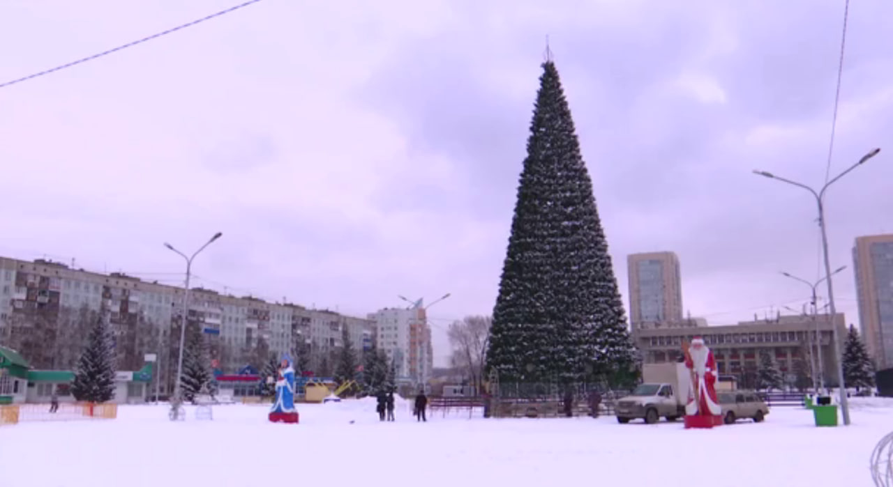 На главной площади Новокузнецка установили новогоднюю ёлку