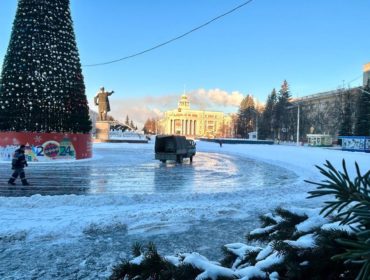 В Кемерове на площади Советов начали заливать каток