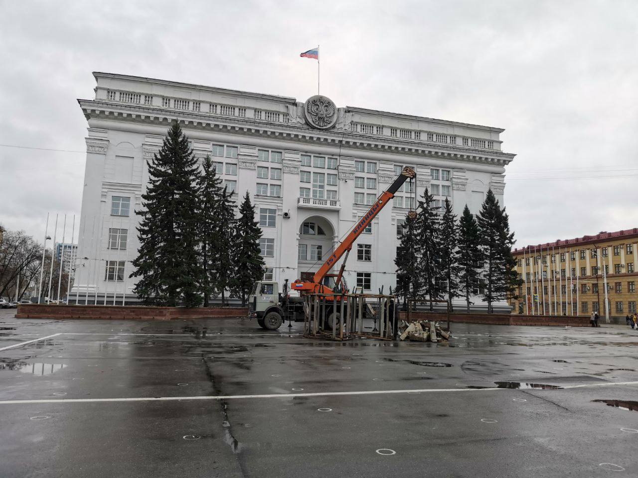 В Кемерове начали устанавливать ёлку на площади Советов