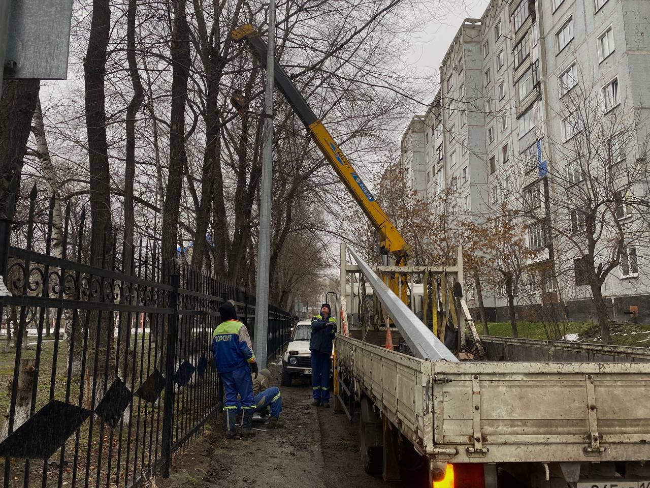 В центре Новокузнецка занялись освещением проезда у городской стоматологии