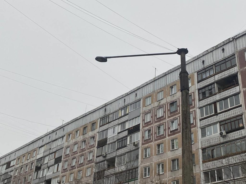 В центре Новокузнецка занялись освещением проезда у городской стоматологии