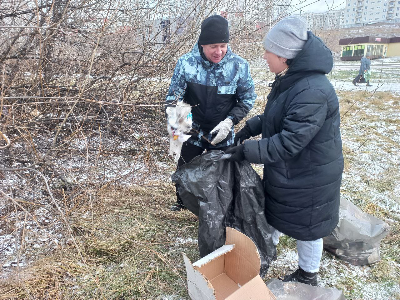 В Новокузнецке добровольцы помогают ликвидировать последствия урагана