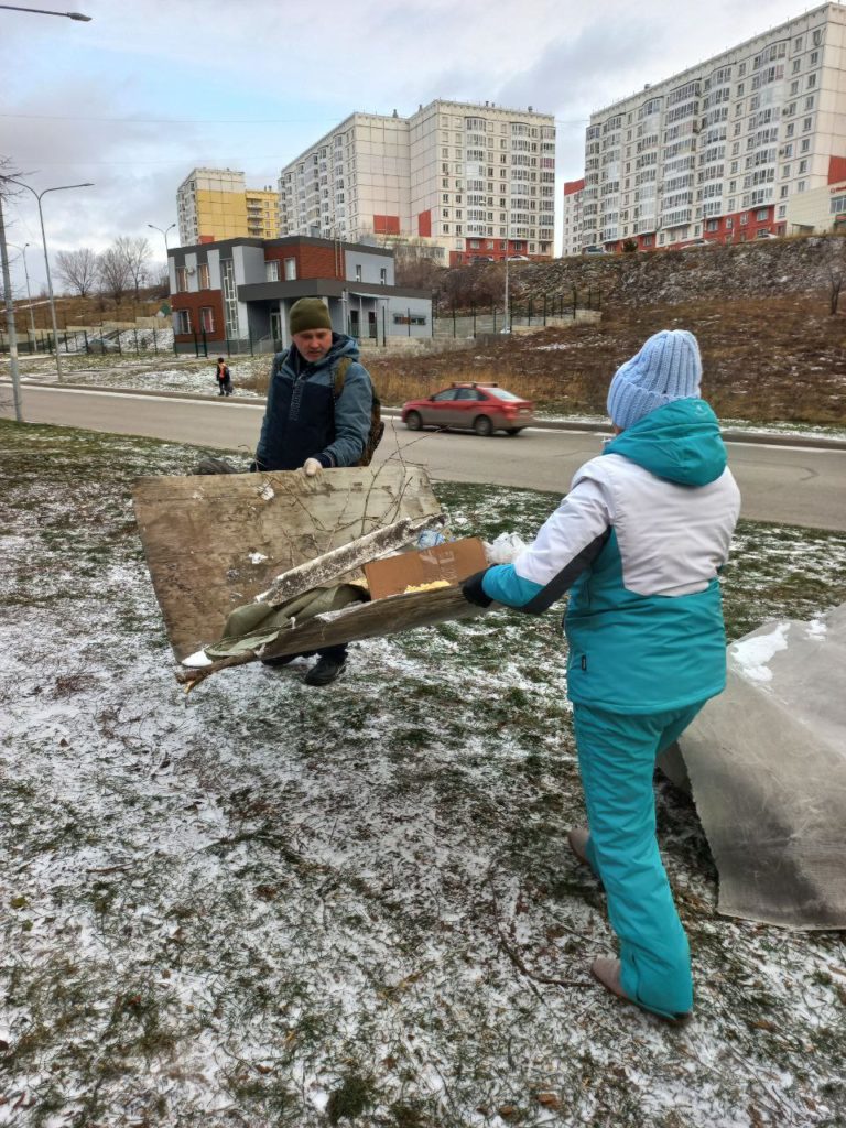 В Новокузнецке добровольцы помогают ликвидировать последствия урагана