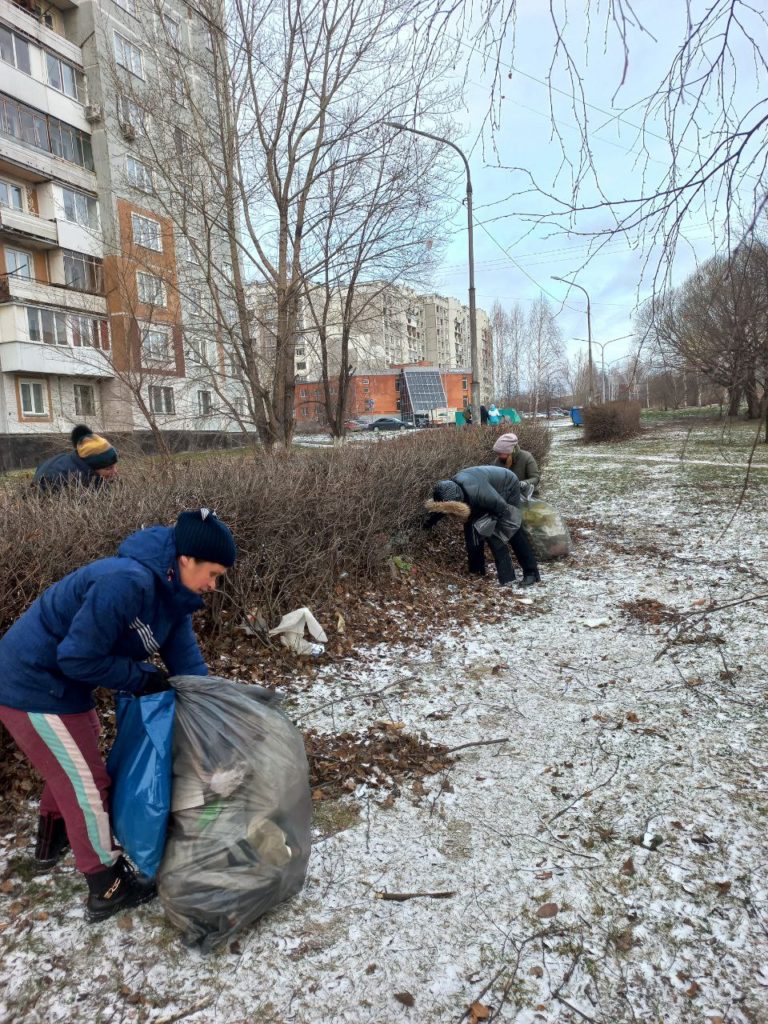 В Новокузнецке добровольцы помогают ликвидировать последствия урагана