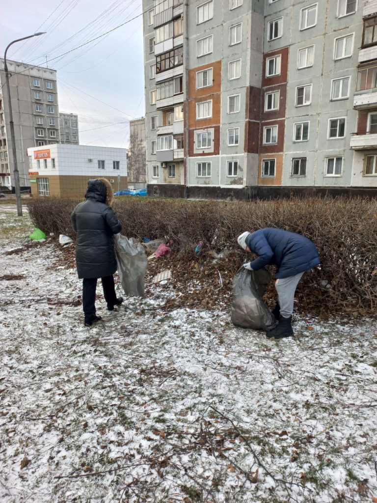 В Новокузнецке добровольцы помогают ликвидировать последствия урагана