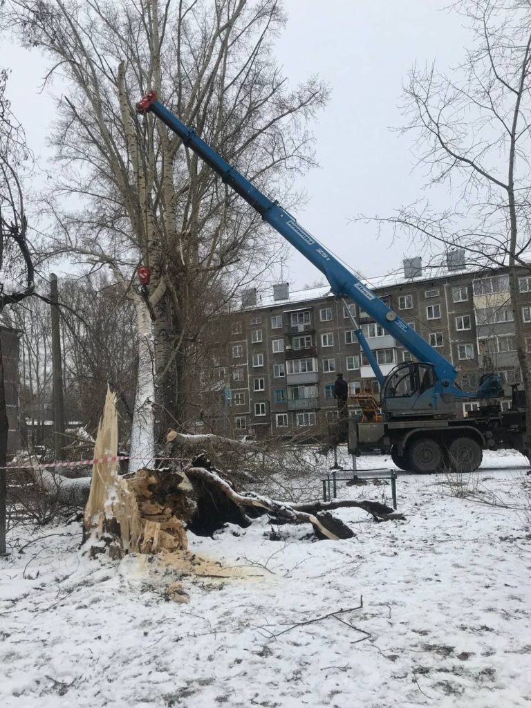 В Новокузнецке шестой день ликвидируют последствия урагана