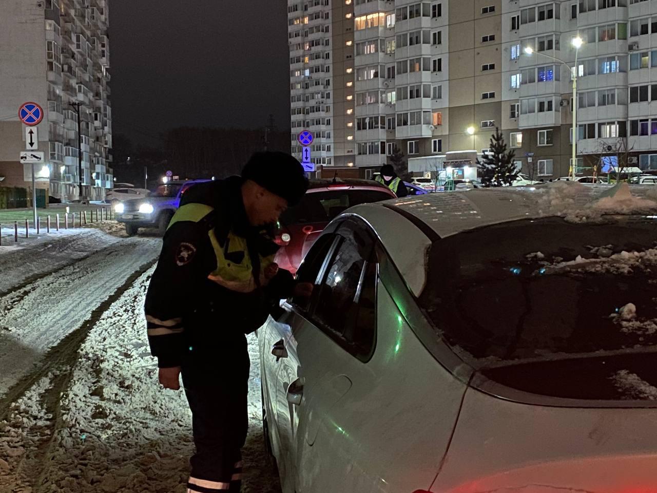 В Новокузнецке сотрудники ГИБДД  вышли на подмогу дорожникам