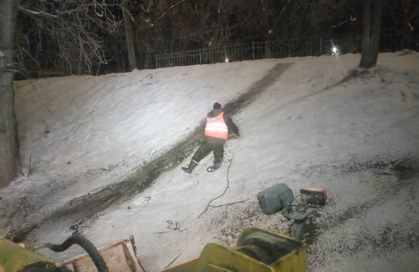 В Новокузнецке ликвидировали еще одну опасную горку