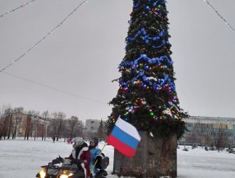 В Новокузнецке Дед Мороз со Снегурочкой приехали к ребятне на квадроцикле