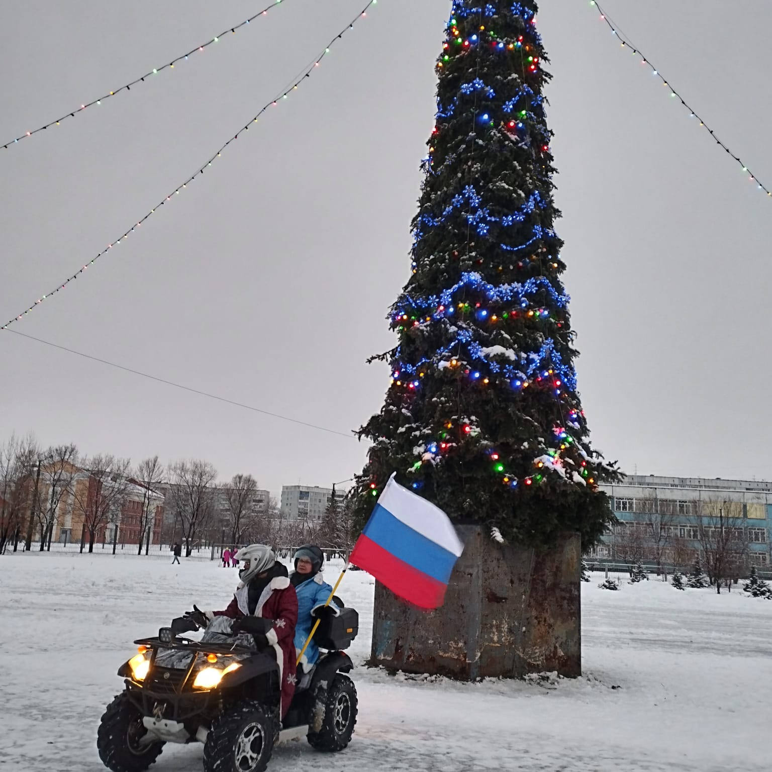 В Новокузнецке Дед Мороз со Снегурочкой приехали к ребятне на квадроцикле  