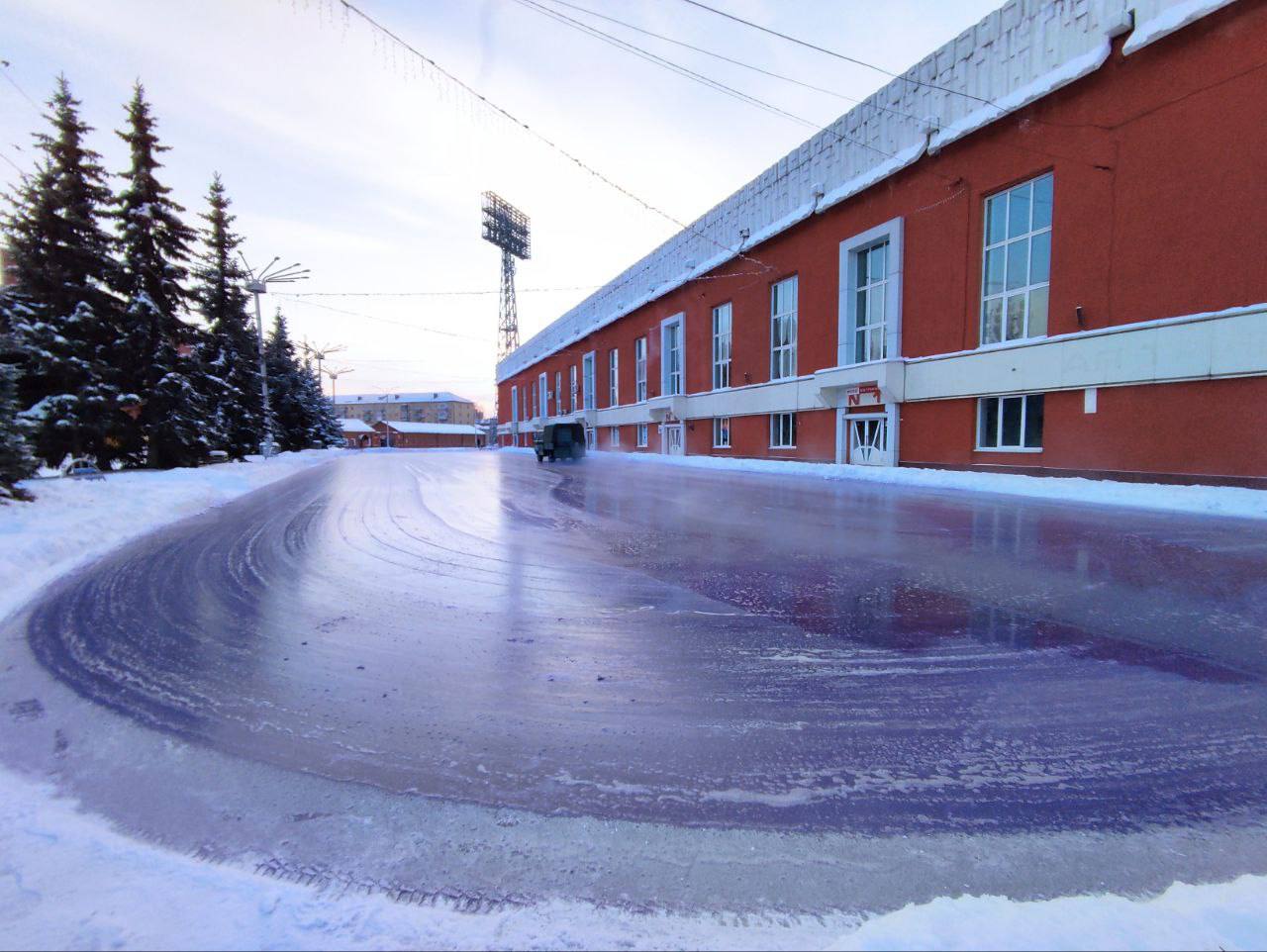 У стадиона «Химик» в Кемерове заливают каток с цветным льдом