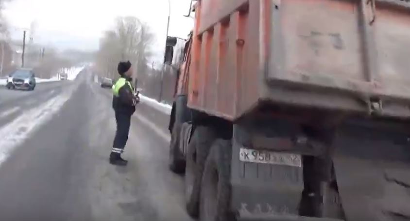 Алкоголя больше нормы в 12 раз: в Прокопьевске задержали водителя на КАМАЗе