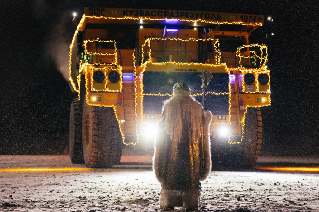 В Кузбассе Дед Мороз сел за руль 220-тонного самосвала