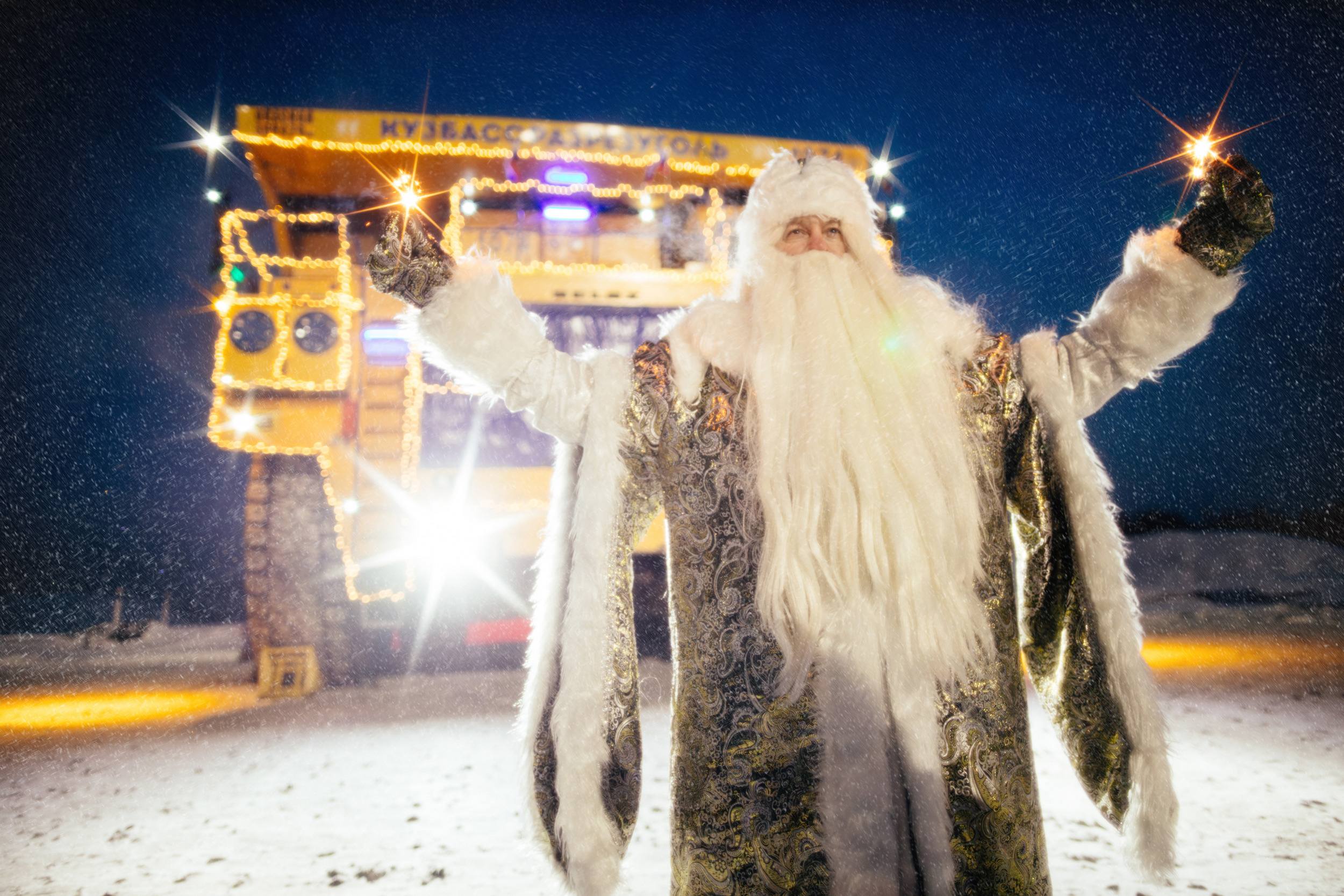 В Кузбассе Дед Мороз сел за руль 220-тонного самосвала