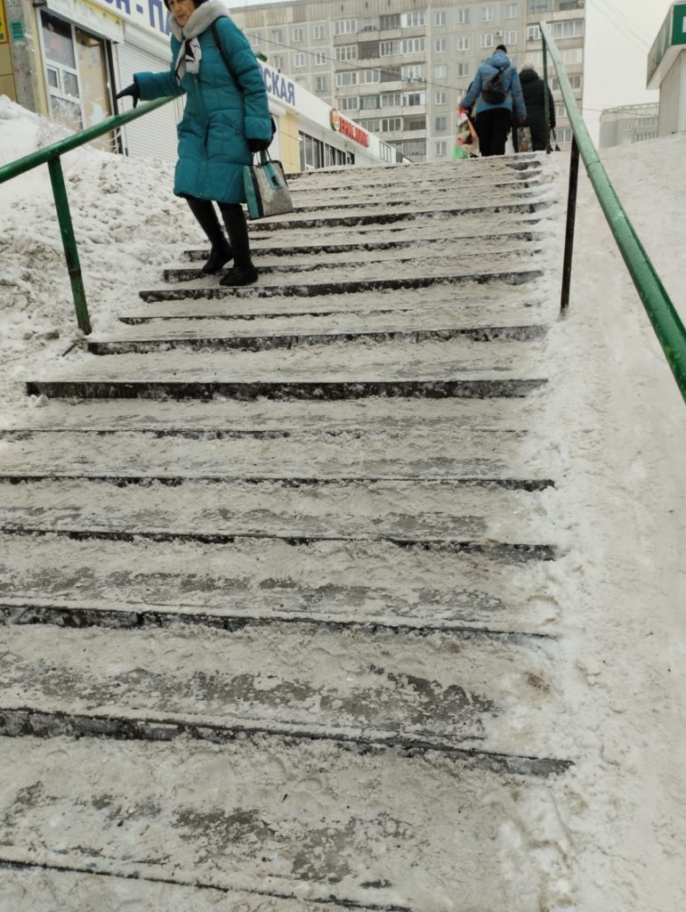 «Можно шею свернуть»: новокузнечане жалуются на нечищеные ото льда лестницы