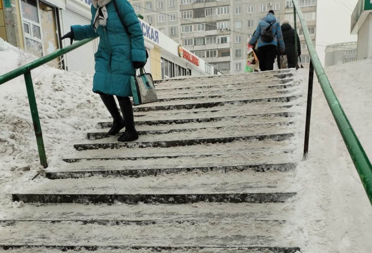 «Можно шею свернуть»: новокузнечане жалуются на нечищеные ото льда лестницы