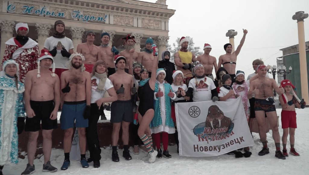 Новокузнецкие моржи устроили предновогодний забег в центре города  