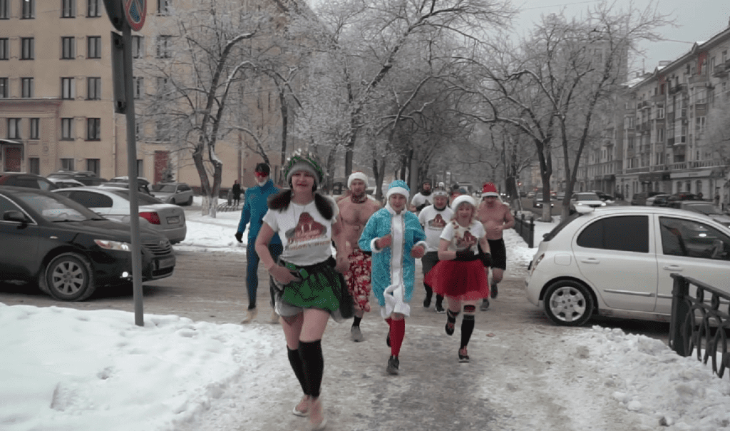 Новокузнецкие моржи устроили предновогодний забег в центре города  