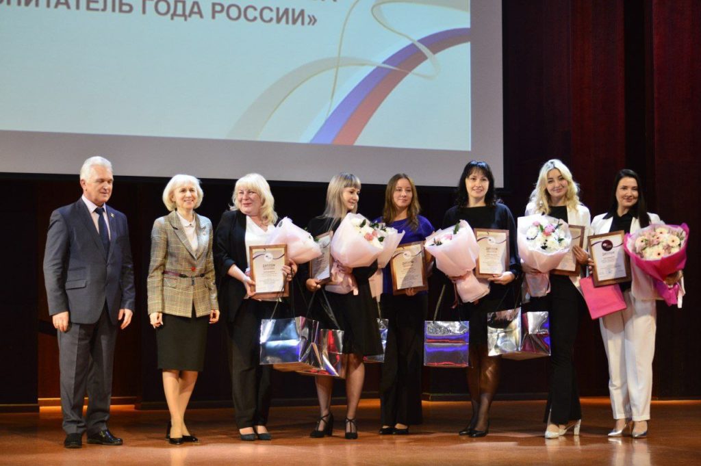 В Новокузнецке наградили педагогов, которые стали победителями городских конкурсов