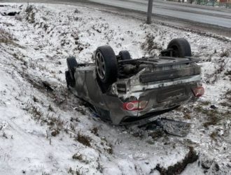 В Киселёвске иномарка вылетела с дороги и перевернулась