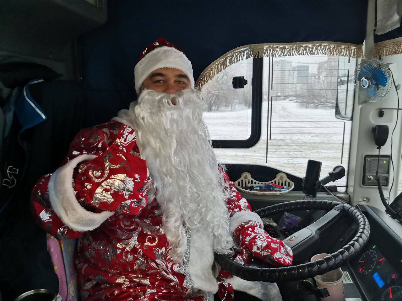В Кемерове общественным транспортом будут управлять Снегурочки и Деды Морозы