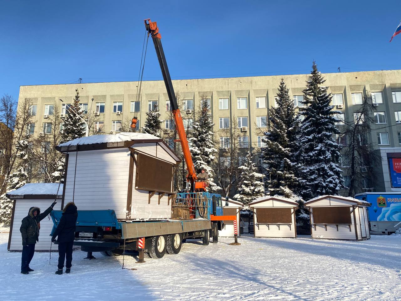На площади Советов в Кемерове начали устанавливать альпийские шале