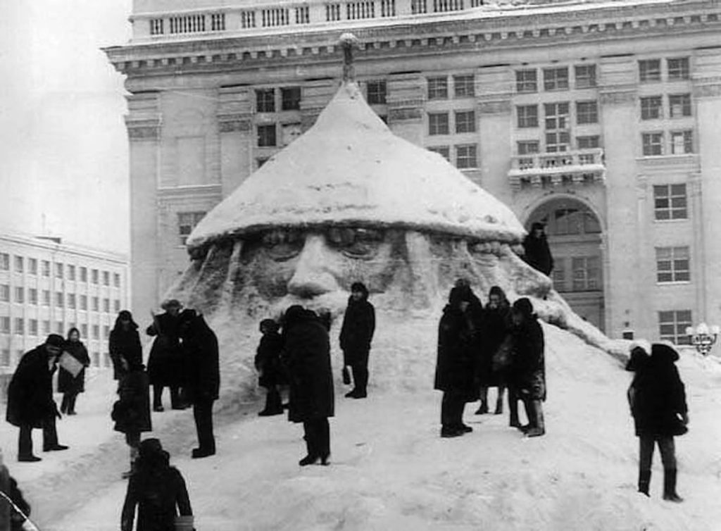 Ретроспектива: гигантские горки на площади Советов