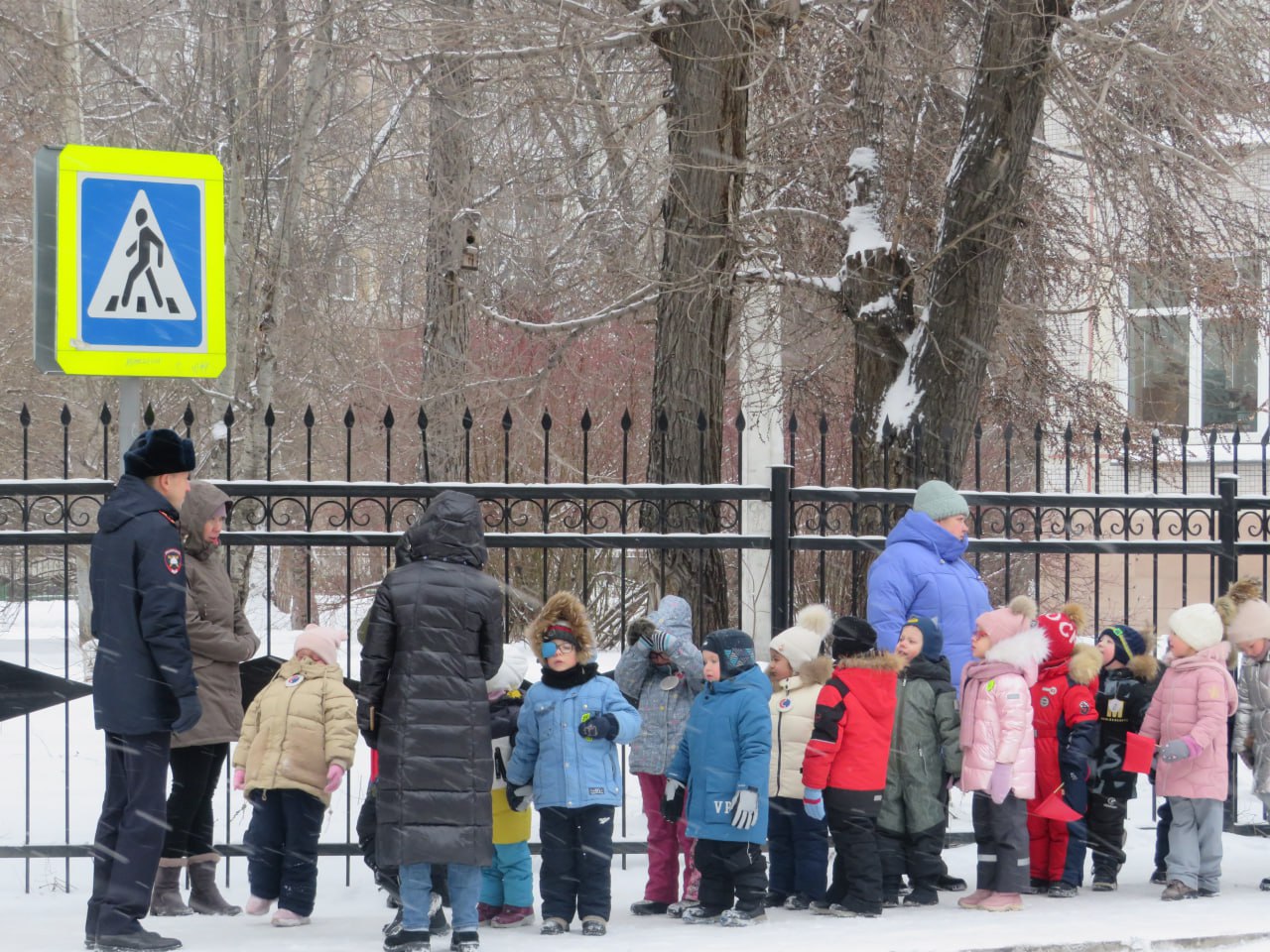 Новокузнецкие госавтоинспекторы провели пешеходную экскурсию для детей