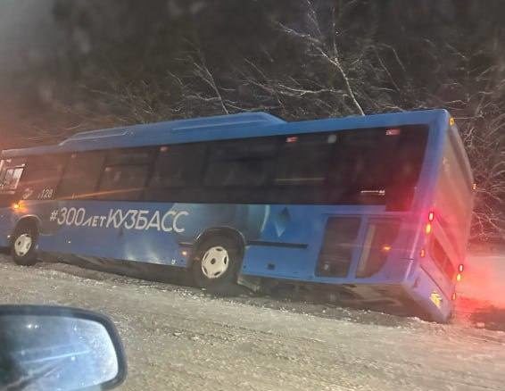 В Кемерове автобус с пассажирами упал в кювет