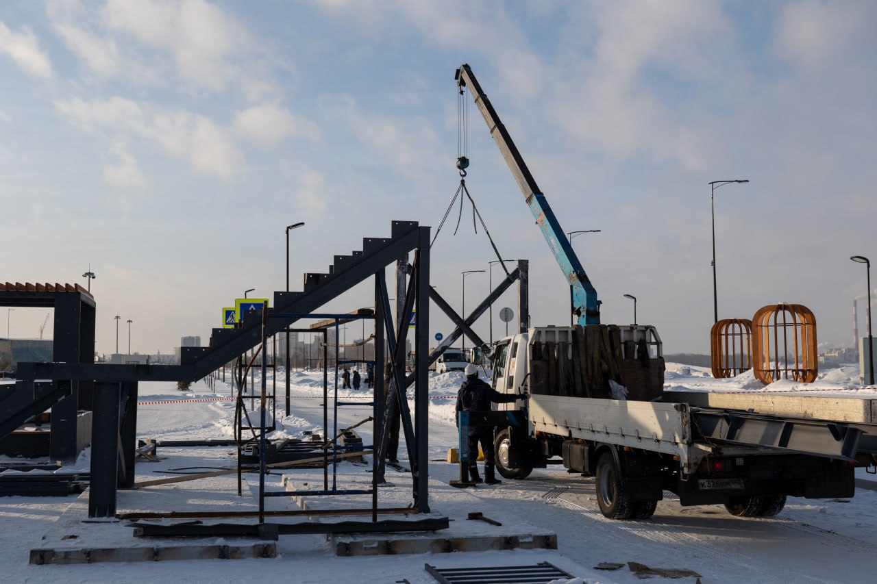 На новой набережной в Кемерове монтируют мост через каток