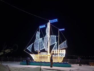 На набережной в Кемерове установили 8-метровый корабль