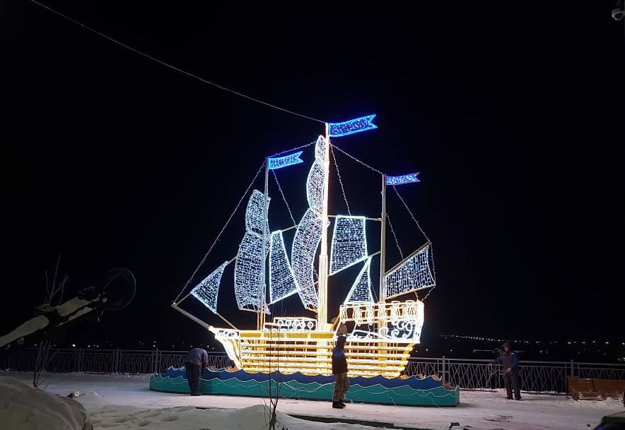 На набережной в Кемерове установили 8-метровый корабль
