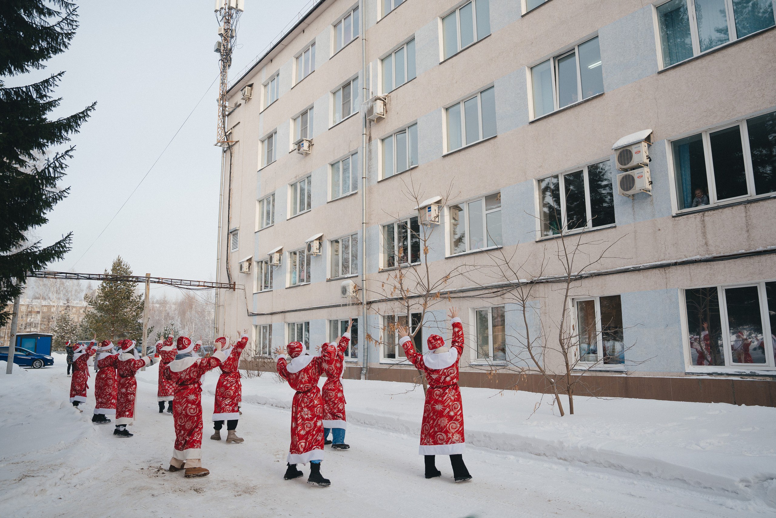 Сразу 20 Дедов Морозов поздравили воспитанников госпитальной школы в Кемерове