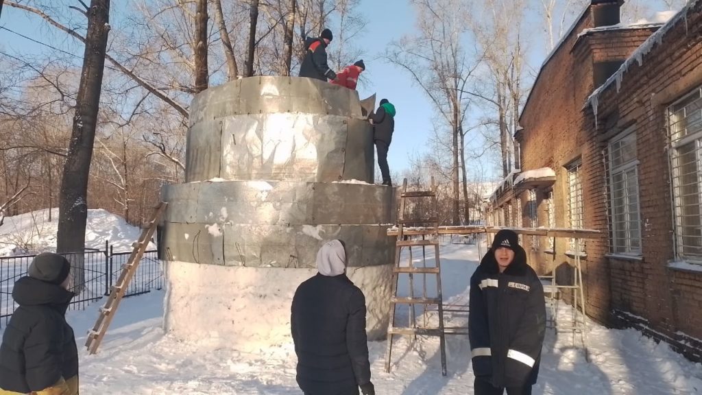 Красивые и гигантские: в Новокузнецке горожане своими руками создают новогодних героев