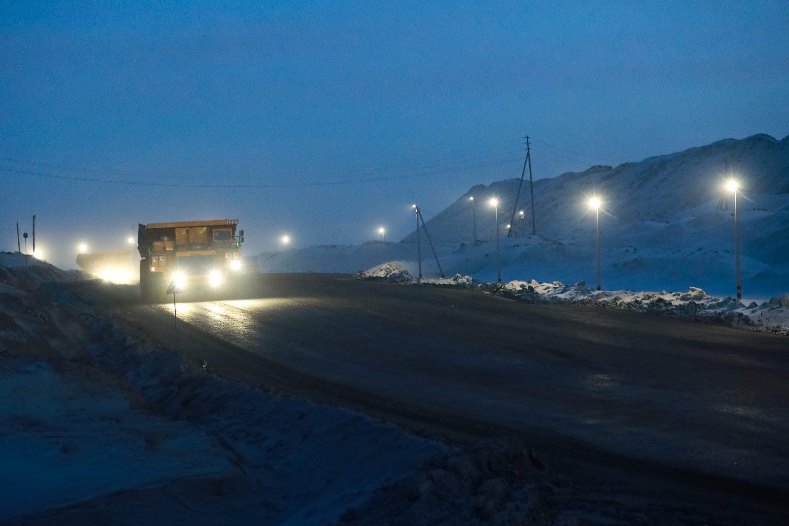 На технологических дорогах УК «Кузбассразрезуголь» появилось искусственное освещение