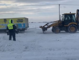 Недалеко от Белова женщина за рулем грузовика с мороженым застряла в снегу