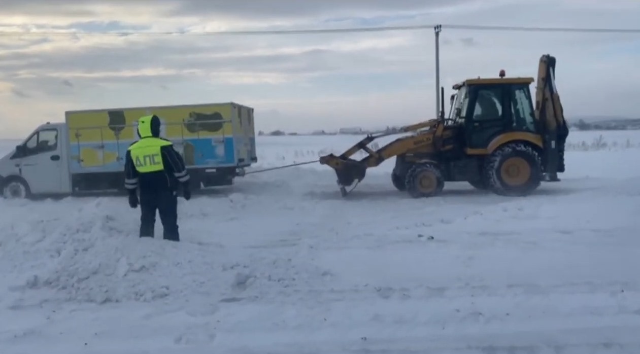 Недалеко от Белова женщина за рулем грузовика с мороженым застряла в снегу