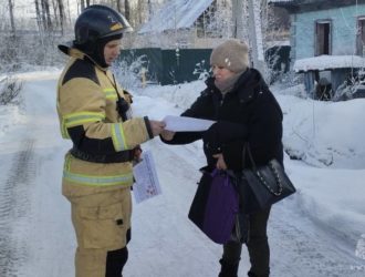 В Кузбассе сотрудники МЧС ведут профилактические беседы с жителями
