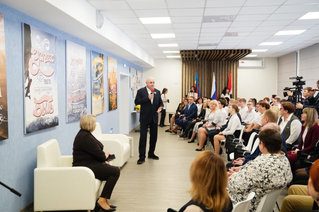 Губернатор Кузбасса оставил тёплое пожелание на школьной доске в Междуреченске
