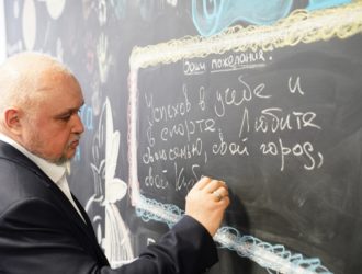 Губернатор Кузбасса оставил тёплое пожелание на школьной доске в Междуреченске