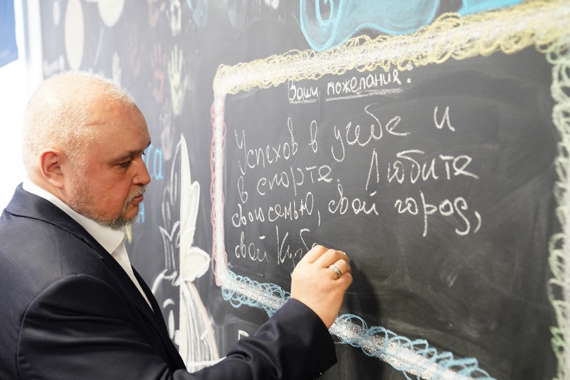 Губернатор Кузбасса оставил тёплое пожелание на школьной доске в Междуреченске