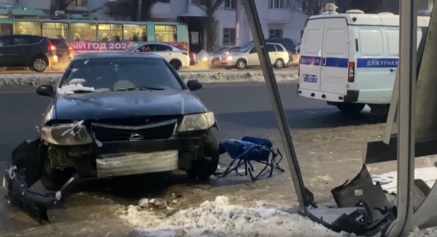 Водителя, который сбил людей на остановке в Кемерове, арестовали