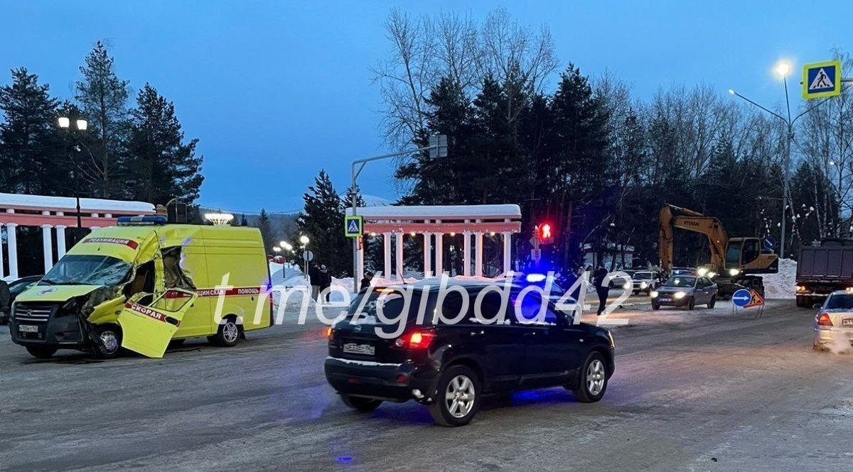 В Кузбассе произошло ДТП с участием автомобиля реанимации