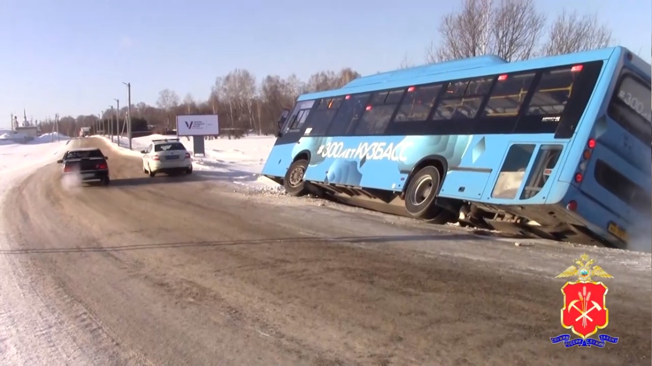 В Кузбассе автобус с 30 пассажирами вылетел в кювет