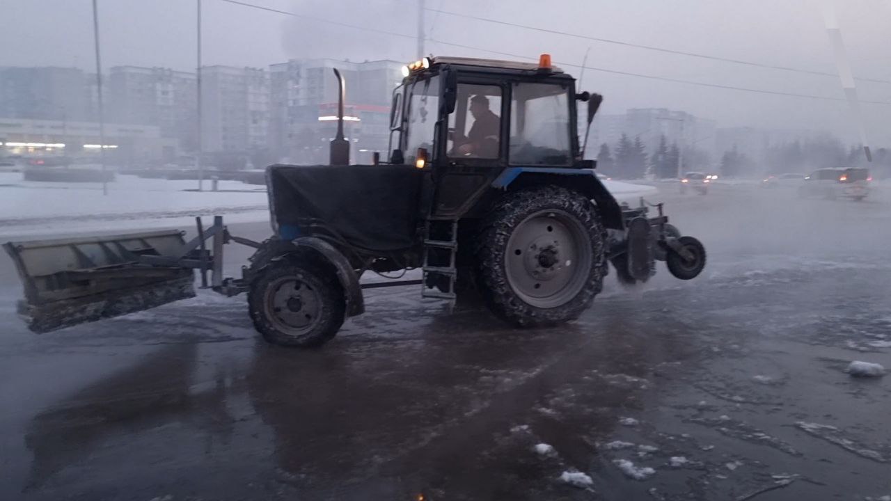 В Новокузнецка улицу залило из-за коммунальной аварии