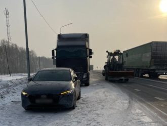 В ГИБДД выяснили подробности происшествия с двумя фурами на кузбасской трассе